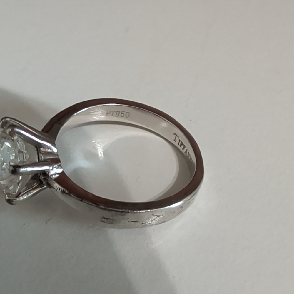 Elegant Ring with Clear Gemstone - Picture 7 of 11